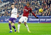 • Manchester United’s Benjamin Sesko, left, scores