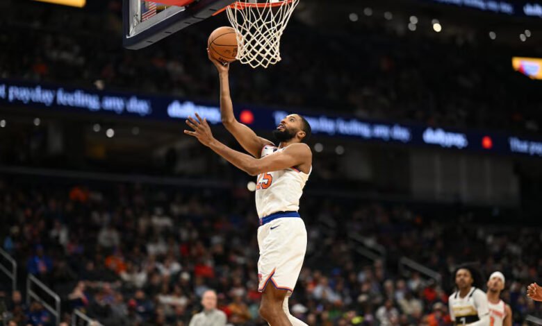 New York Knicks guard Mikal Bridges (25) attempts a lay up against the Washington Wizards during the game