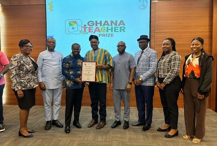 Dr Apaak (in smock) presenting a certificate of honour to one of the sponsor