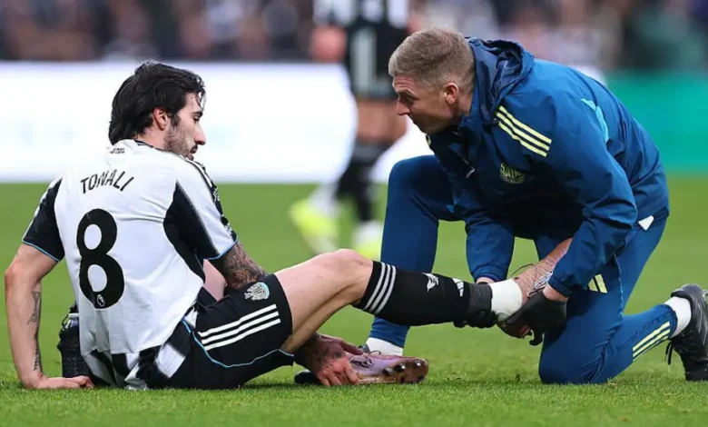 • Players who receive treatment currently have to stay off the eld for 30 seconds in the Premier League