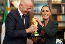 • Gianni Infantino (left) presenting the World Cup trophy to President Claudia Sheinbaum