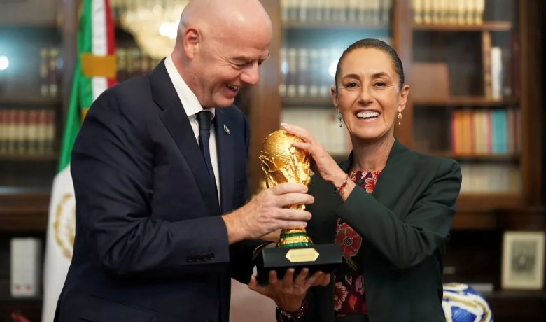 • Gianni Infantino (left) presenting the World Cup trophy to President Claudia Sheinbaum