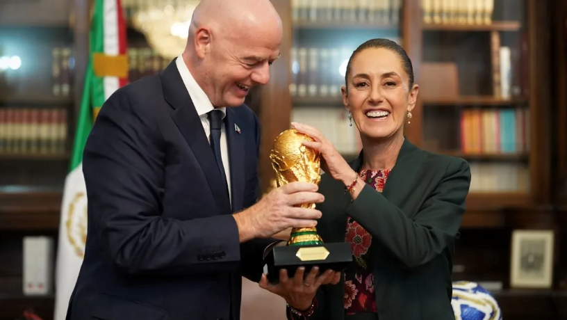 • Gianni Infantino (left) presenting the World Cup trophy to President Claudia Sheinbaum