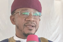 Sheikh Tuntunba (inset) addressing the students