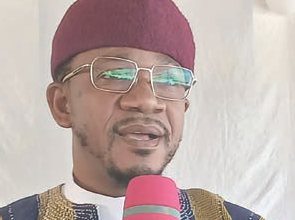 Sheikh Tuntunba (inset) addressing the students