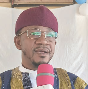 Sheikh Tuntunba (inset) addressing the students