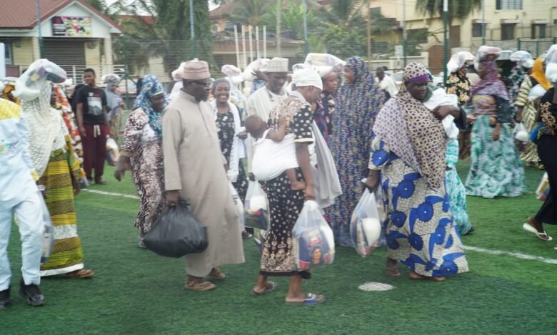 The beneficiaries with their packages