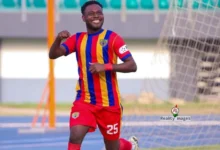 • Hearts' Mawuli Wayo tries to go pass Daniel Sowah