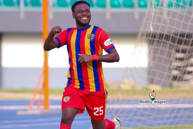 • Hearts' Mawuli Wayo tries to go pass Daniel Sowah