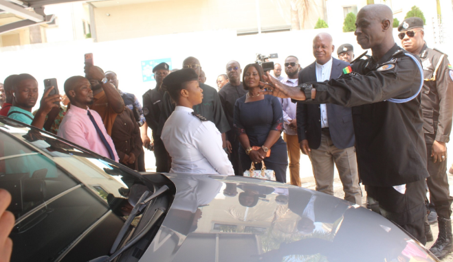 • DSP Alexander Obeng (hand stretched) brieng Mr Nikpe (third from right) and his deputy on the vehicles installed with camera's meant to monitor road traf c offenders