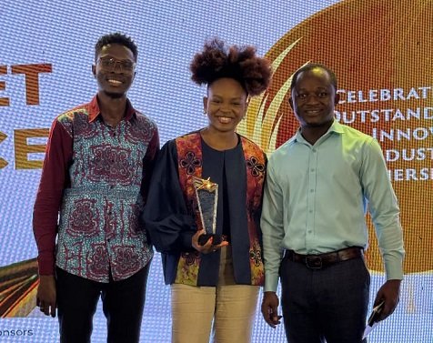 Officials of ACTT displaying the award