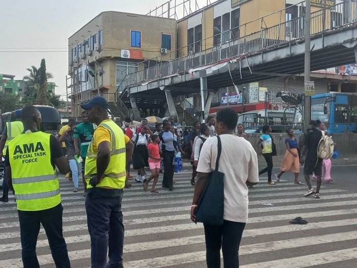 Closed footbridge at Kaneshie: Pedestrians, traders demand traffic lights