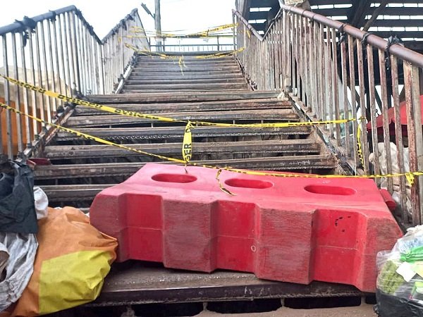 Closed footbridge at Kaneshie: Pedestrians, traders demand traffic lights