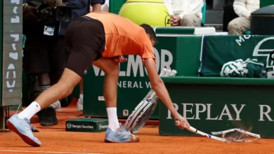 Daniil Medvedev smashes his racket on the clay during his game against Matteo Berrettini