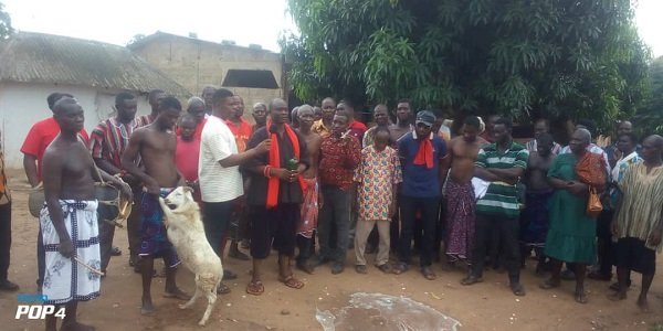 Togbe Abordor VIII offering prayers and also slaughtered a ram to end the destoolment rites.