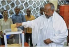 Ismail Omar Guelleh casting his vote