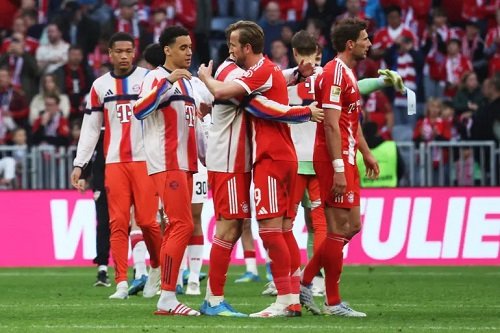 Kane celebrates with Bayern Munich teammates after winning the 2025-26 Bundesliga title