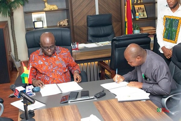 MoFA, FarmMate sign tomato production deal