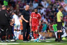 Mohamed Salah with manager Arne Slot after being substituted