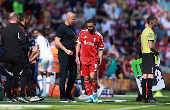 Mohamed Salah with manager Arne Slot after being substituted