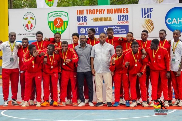 The bronze winning U-20 men’s handball team with officials