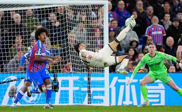 West Ham player Taty Castellanos attempts a spectacular overhead kick in the penalty area