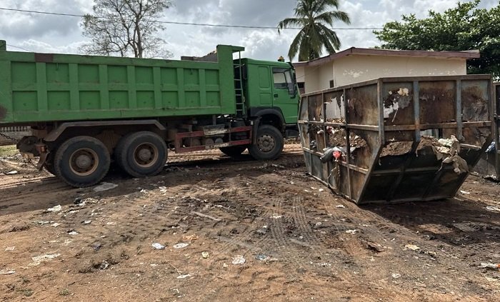 A Zoomlion truck used for collecting the refuse