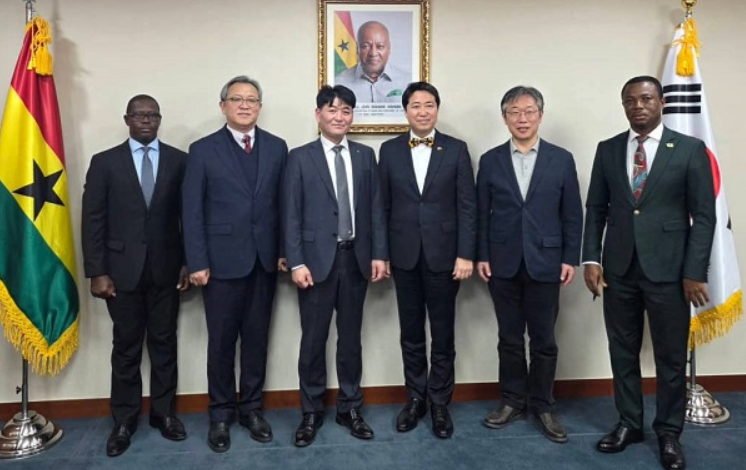 Mr Choi (right) with leadership of Vision Care