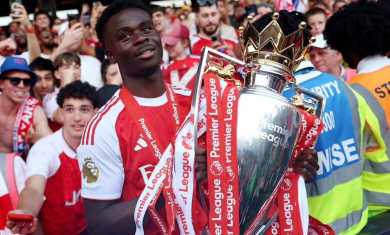 Bukayo Saka with the EPL trophy