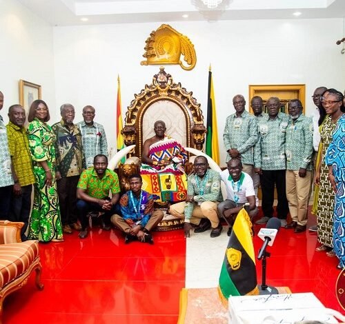 GCU Governing Council ------Otumfuo Osei Tutu II, Asantehene with the delegation after the visit
