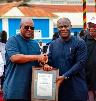 John Dramani Mahama presenting the award to Eric Asubonteng at Jackson Park in Koforidua.