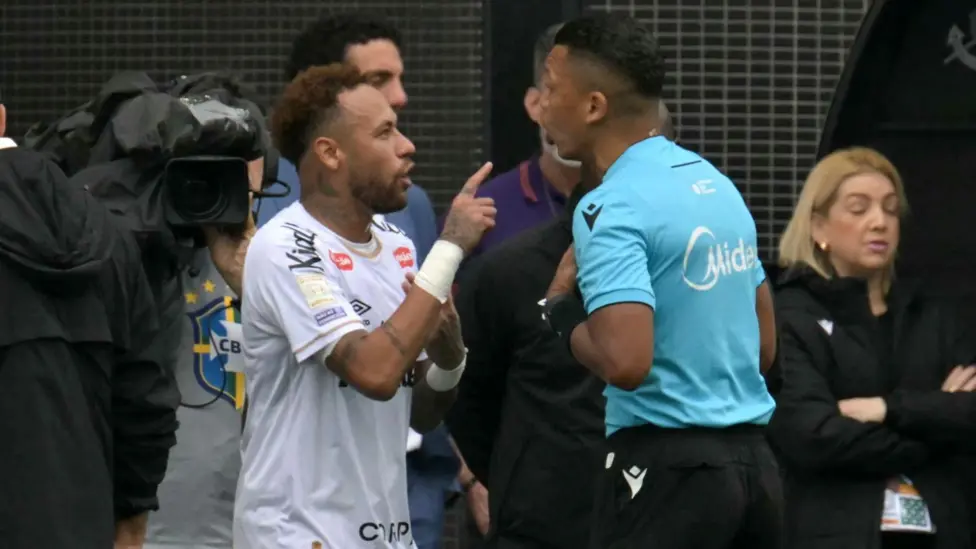 Neymar(left) protesting a referee decision during the game