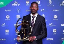 Ousmane Dembélé with his award