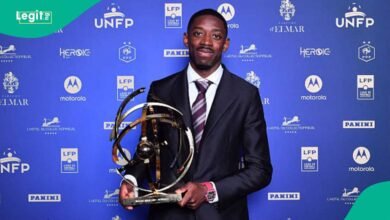 Ousmane Dembélé with his award