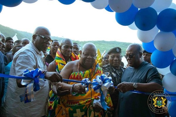 President Mahama (right), assisting Nene Sakite II (middle) to cut the tape to commission the facility