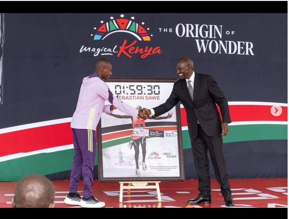 President Ruto makes a presentation to Sawe