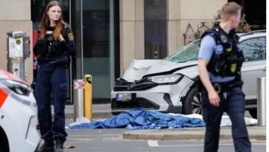 The car came to a halt near some bollards on Grimmaische Straße