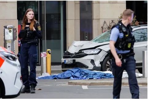 The car came to a halt near some bollards on Grimmaische Straße
