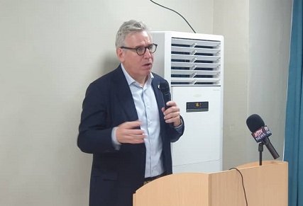 Ambassador Skinnebach (inset) addressing the students