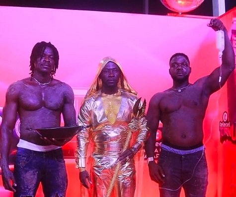 ‘Artivism’ at TGMA27: Okyeame Kwame uses gold-themed Red Carpet look to wage war against galamsey