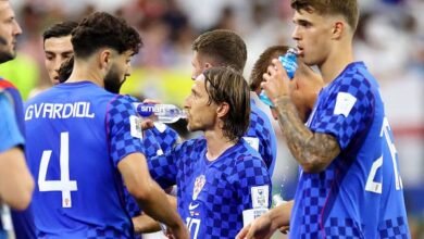 Croatia's Luka Modric, Josko Gvardiol and Luka Vuskovic during a hydration break