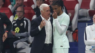 Deschamps (left) with Olise during the game