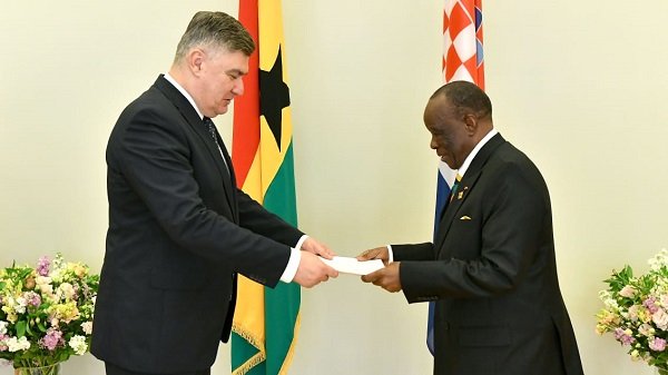 Mr. Assorow (right) presenting his letters of credence to President Zoran Milanović