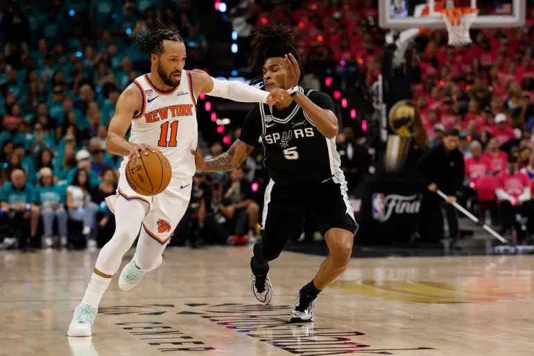 Knicks lead NBA Finals after late run over Spurs