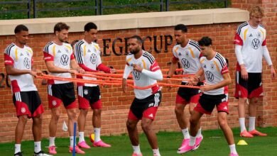 Jonathan Tah and Aleksandar Pavlovic with teammates during training