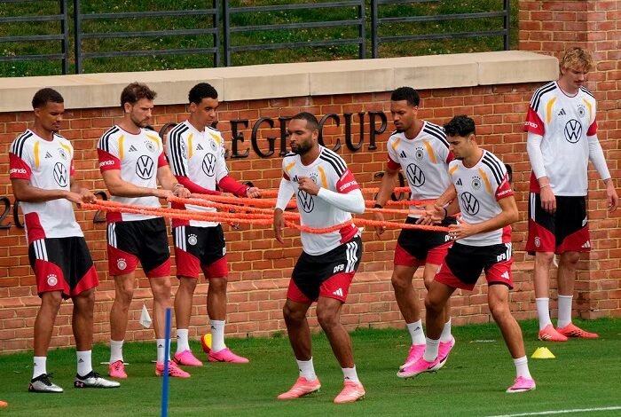 Jonathan Tah and Aleksandar Pavlovic with teammates during training