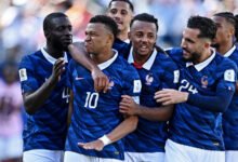 Kylian Mbappé mobbed by team mates after scoring late in stoppage time