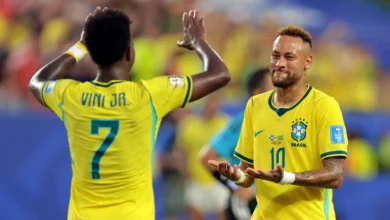 Neymar Jr. (right) celebrates after the match with Vini Jr