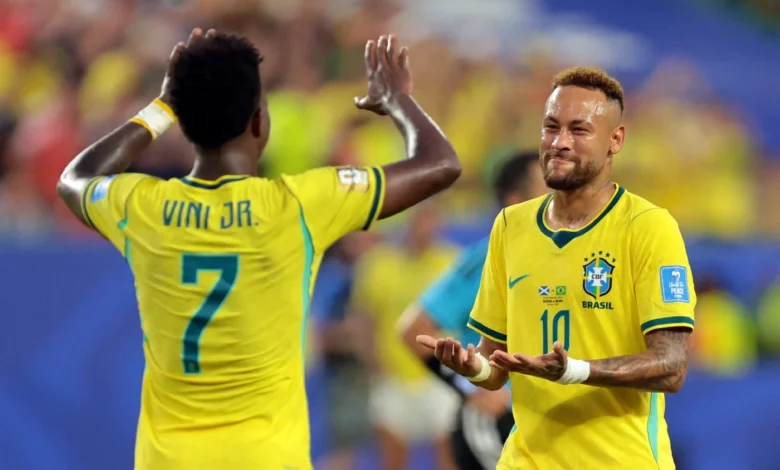Neymar Jr. (right) celebrates after the match with Vini Jr