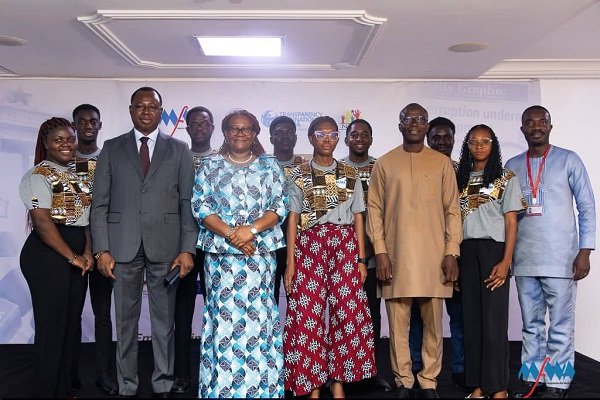 Dignitaries and participants atfer the forum